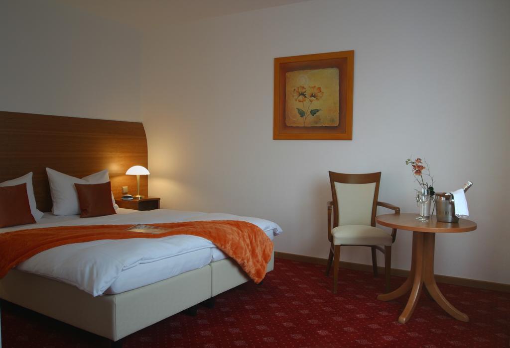 Hotel Zur Pfalz Kandel Kültér fotó